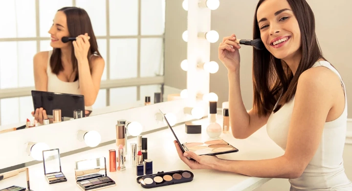 ragazza che si trucca