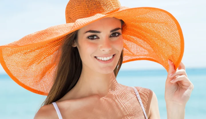 donna con un cappello donna con un cappello