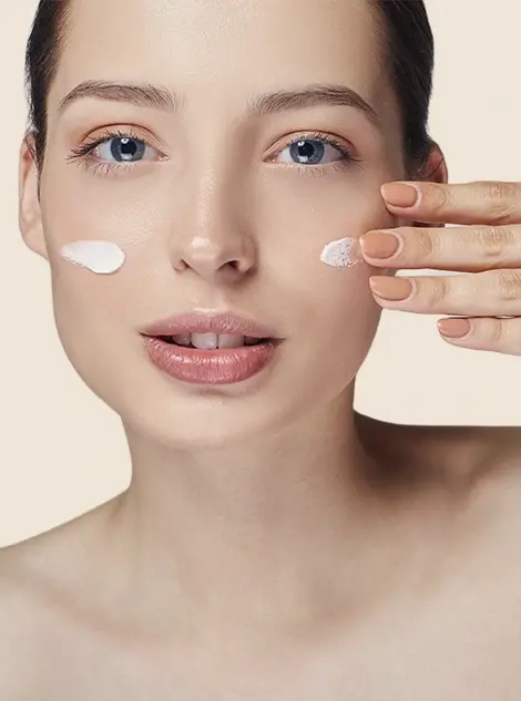 Applicazione della crema Epicalm sul viso